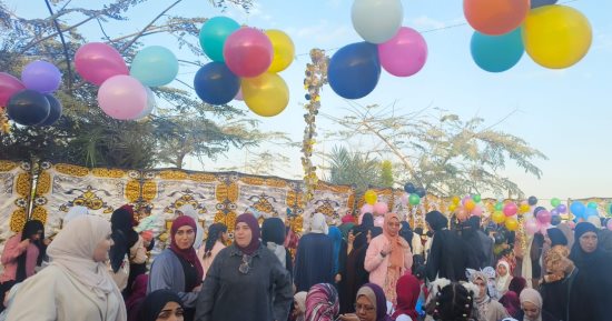 توزيع عيديات وكحك احتفالا بعيد الفطر بمسجد القادسية فى العاشر من رمضان.. صور