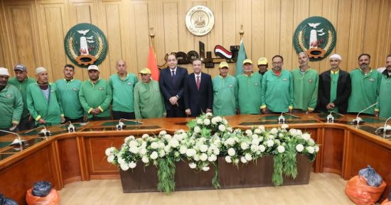 محافظ المنوفية يوزع عيديات ومواد غذائية ولحوما على عمال النظافة ويثمن دورهم