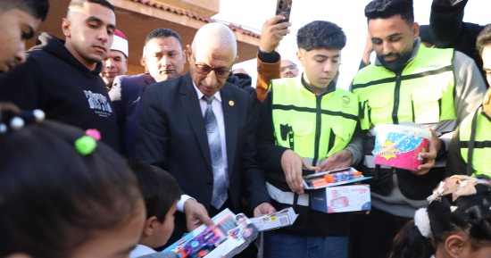 محافظ شمال سيناء يوزع هدايا العيد على أطفال رفح فى أجواء من البهجة