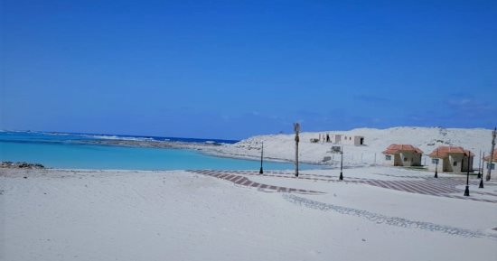 شاطئ روميل من أجمل المقاصد الشاطئية بمطروح ويتميز بموقع فريد