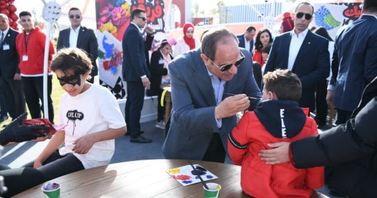 الرئيس السيسى يشارك الأطفال الاحتفال بعيد الفطر.. ويشهد افتتاح مونوريل شرق النيل بالعاصمة الجديدة