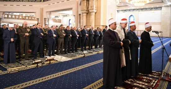 الرئيس السيسي يؤدى صلاة عيد الفطر بمسجد الفتاح العليم.. ويفتتح مونوريل شرق النيل والنهر الأخضر بالعاصمة الجديدة.. ويؤكد: استقرار مصر ثمرة تضحيات الشهداء فى 10 سنوات حرب.. قُلت الإخوان هيمسكوا وبعدين هيمشوا 