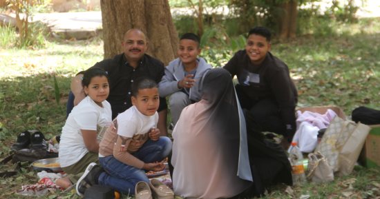شاهد فرحة المصريين خلال الاحتفال بعيد الفطر داخل الحديقة النباتية بأسوان
