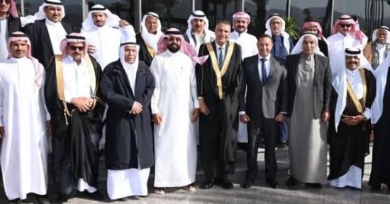 مشايخ وعواقل جنوب سيناء يهدون المحافظ العباءة السيناوية بمناسبة عيد الفطر
