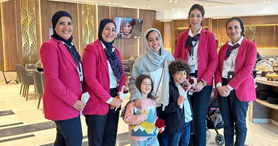 مطار القاهرة الدولي يحتفل بالأمهات في عيدهن