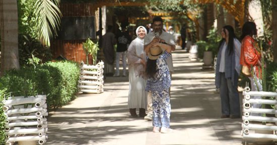 أجواء بهجة وسعادة داخل الحديقة النباتية بأسوان خلال احتفالات العيد