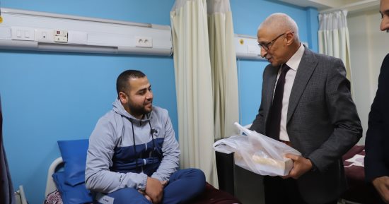 محافظ شمال سيناء يشارك المرضى والجرحى الفلسطينيين فرحة العيد بمستشفى العريش