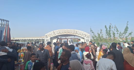 إقبال المواطنين على الرحلات النهرية بمحافظة أسيوط في ثاني أيام العيد.. فيديو