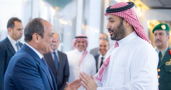 رسائل دعم مصرية قوية.. الرئيس السيسي يؤكد من المنامة وجدة أن أمن الخليج امتداد للأمن القومى المصري.. الرئيس يعقد مباحثات مع ملك البحرين وولي العهد السعودي.. ومصر تتحرك دبلوماسيًا لخفض التصعيد