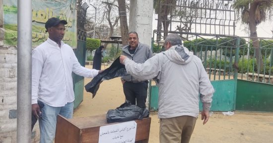 محافظة الجيزة توزع أكياسا بلاستيكية مجانا لرواد الحدائق للحفاظ على المظهر الحضارى