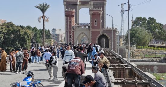 عيد الفطر فى حضن النيل.. زحام وإقبال تاريخي بحدائق القاهرة والقناطر ثانى أيام العيد.. الأتوبيس النهرى يرفع شعار كامل العدد.. والنقل العام تخصص خطوطا للربط بين المزارات السياحية وخدمة المتنزهات