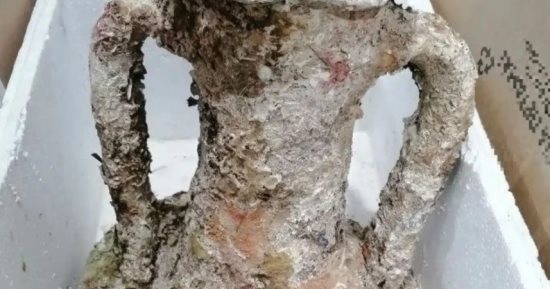 العثور على أمفورة يونانية يكشف عن حطام سفينة قديمة