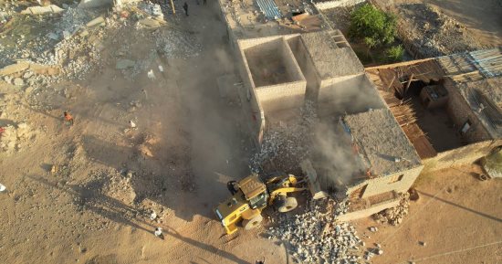 إزالة تعديات على مساحة 12 ألف م2 بالصداقة الجديدة فى أسوان