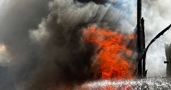 السيطرة على حريق داخل مخزن خردة فى منشأة ناصر.. صور