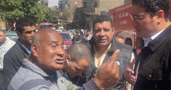 نائب محافظ القاهرة يتفقد حريق مخزن الدويقة ويستمع لشكاوى الأهالى 