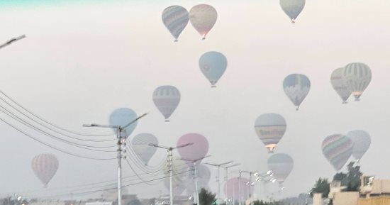 البالون الطائر بسماء الأقصر متعة تصحب سياح العالم لارتفاع 2000 قدم.. صور