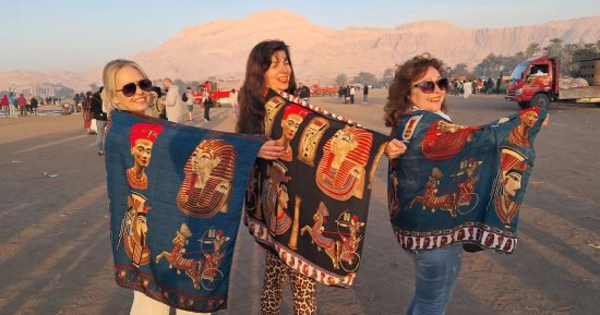 معابد الأقصر فى العيد شكل تانى .. استمتاع الأجانب بزيارة أرض الحضارات
