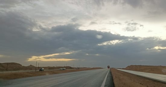 أمطار غزيرة على الطريق الصحراوي الغربى في نطاق بني سويف والفيوم.. لايف