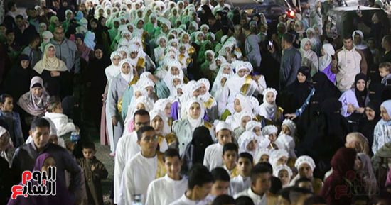زغاريد وتكبيرات تملأ الشوارع.. أهالى سقارة ينظمون ممرًا شرفيًا لحفظة القرآن