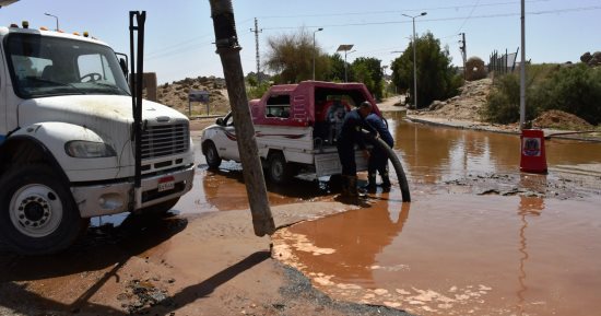 سيناريو زمنى لإصلاح كسر خط الطرد بالكرور فى أسوان.. صور