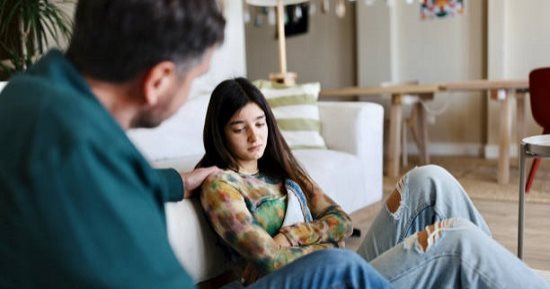 7 كلمات لازم بنتك المراهقة تسمعها منك باستمرار لتعزيز ثقتها بنفسها