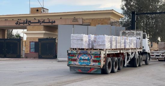 أهم أخبار العالم والعرب حتى الظهيرة.. إجلاء العاملين بمطار بن جوريون بعد انبعاث دخان من طرد مجهول.. قافلة زاد العزة الـ173 تدخل إلى الفلسطينيين فى غزة.. إصابة 6833 إسرائيليا منذ بدء العملية العسكرية ضد إيران