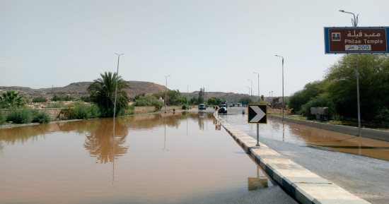 محافظ أسوان يتابع إصلاح كسر خط الطرد بالكرور