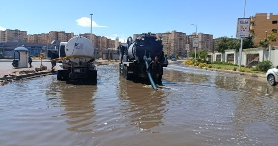 رئيس مياه الشرب بالجيزة يتابع ميدانيا أعمال سحب مياه الأمطار بمختلف المناطق