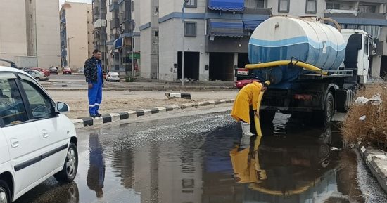 مياه القناة تواصل جهودها فى السيطرة على تجمعات مياه الأمطار ببورسعيد