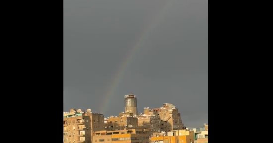 قوس قزح يزين سماء الجيزة بعد ساعات من الأمطار الغزيزة.. فيديو