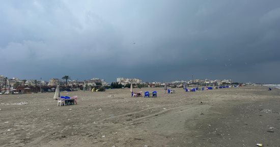 سماء ملبدة بالغيوم مع هدوء الأمواج على شاطئ البحر المتوسط في بورسعيد