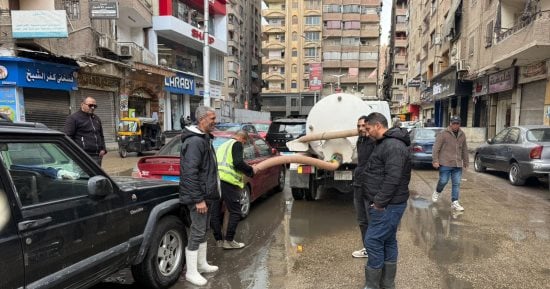سيارات شفط وسحب تراكمات مياه الأمطار بمختلف مناطق الجيزة.. وصور