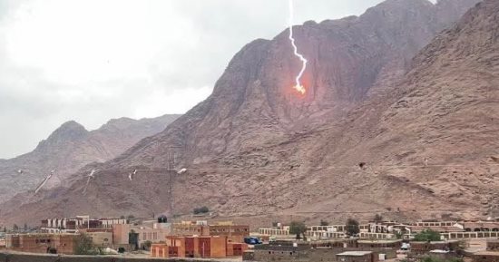 أمطار غزيرة على وادى الشيخ عواد وغربة بمدينة بسانت كاترين.. صور