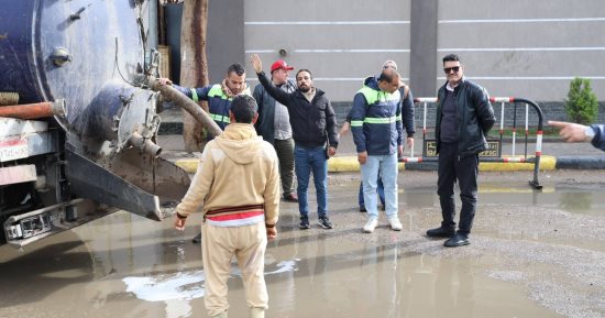 كله فى الشارع.. رئيس مياه القليوبية يتابع شفط الأمطار من شوارع بنها