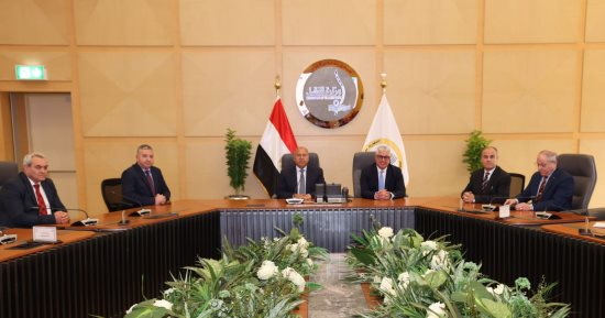 ​وزير النقل يشهد توقيع عقدين بين "موانئ مصر البحرية" واقتصادية قناة السويس 