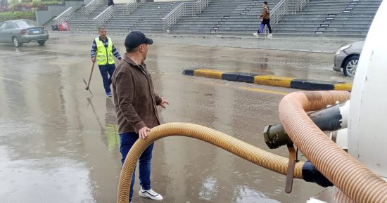 انتشار سيارات الشفط بجميع المحاور لسحب مياه اﻷمطار بالقاهرة والجيزة.. صور