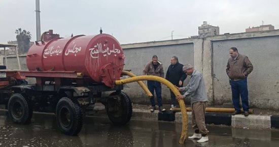 الدفع بسيارات الشفط والكسح لرفع مياه الأمطار بمدن الشرقية