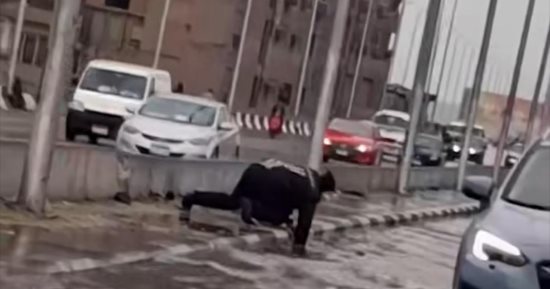 حكاية "شرطى الأمطار" الذى أشعل منصات التواصل بإخلاصه فى الشارع