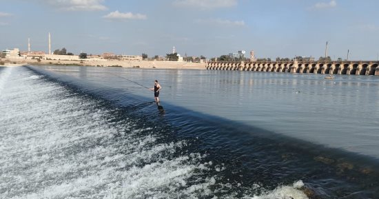 "الخمسين عين" قناطر زفتى قبلة هواة الصيد العام وسط مياه النيل بالغربية.. صور