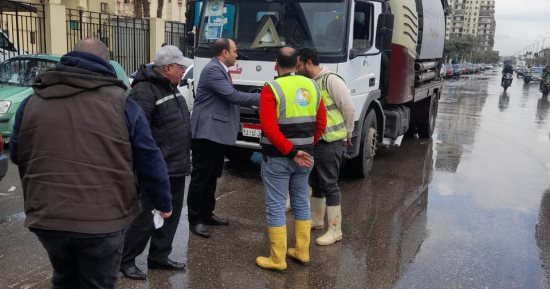 رئيس شركة مياه الجيزة يتابع أعمال سحب مياه الأمطار بمختلف مناطق المحافظة