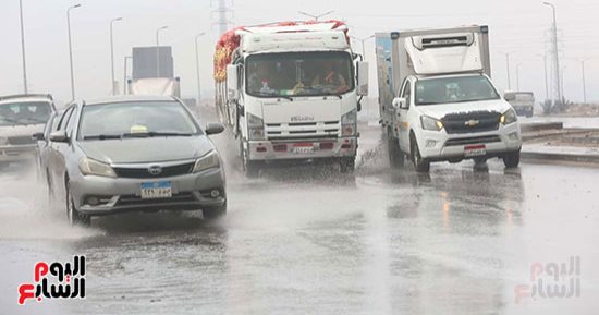 أمطار غزيرة تغرق الطرق والمحاور بالقاهرة والجيزة