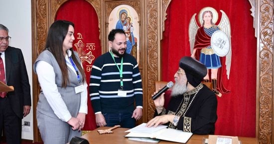 المحبة صنعت المعجزة.. البابا تواضروس يكرم فتاة تبرعت بفص الكبد وأنقذت حياة شقيق زوجها