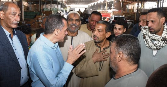 جولة مفاجئة لمحافظ أسوان فى الشادر لضبط أسعار الخضراوات