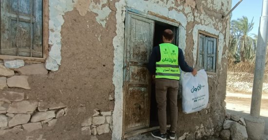 توزيع 800 بطانية ولحاف على غير القادرين بـ11 قرية فى أسوان