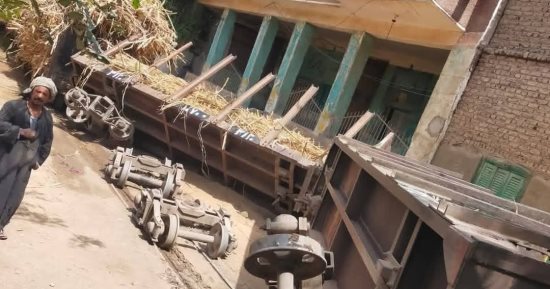 خروج قطار قصب عن مساره فى مدينة السباعية بأسوان دون إصابات.. صور