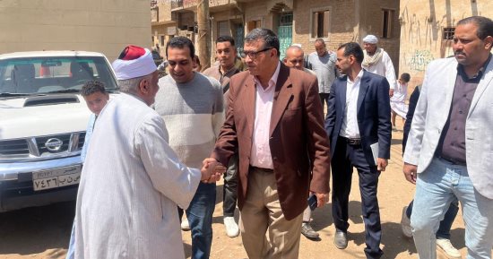 محافظ قنا يؤدي صلاة الجمعة بمسجد سيدي أبو العباس الدندراوي ويستمع لشكاوى الأهالي