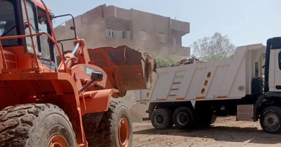 محافظ سوهاج يوجه بحملة نظافة ورفع القمامة والمخلفات بقرية ادفا بعد شكاوى المواطنين