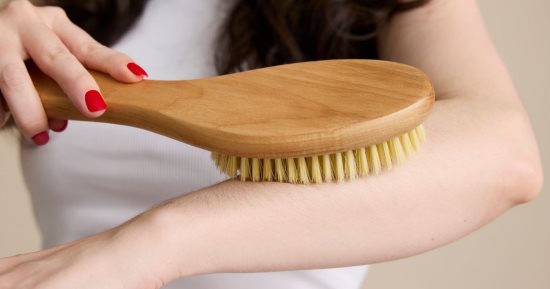 فوائد التدليك الجاف لصحتك وجمالك.. أبرزها تقليل السيلوليت