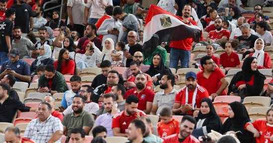 حضور كبير للجماهير المصرية في ملعب الإنماء قبل مواجهة السعودية.. صور 