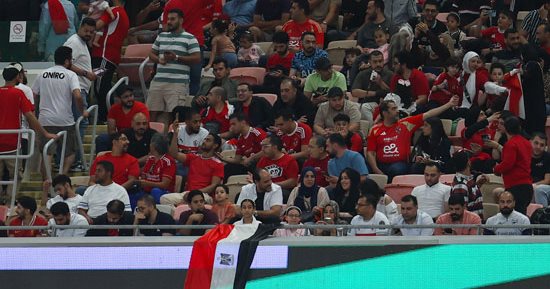الجماهير المصرية تنير ملعب الإنماء قبل ودية السعودية